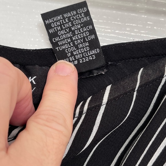 New York & Company lined skirt - Picture 2 of 7